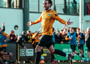 Goddard&rsquo;s stoppage-time stunner earns Slough dramatic point against Salisbury