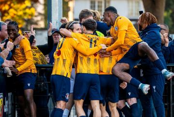 Drakes-Thomas strikes at the death as Slough Town edge FA Cup thriller
