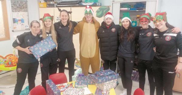 Magpies Women hand out presents on children's ward at Royal Berkshire Hospital