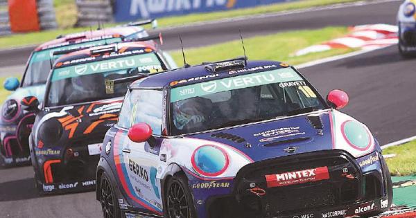 Bradley Gravett endures a challenging weekend in the Vertu Mini Challenge Series