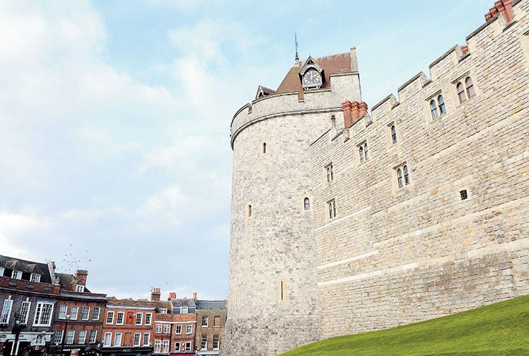 Tourist bus visiting Windsor Castle targeted by thieves