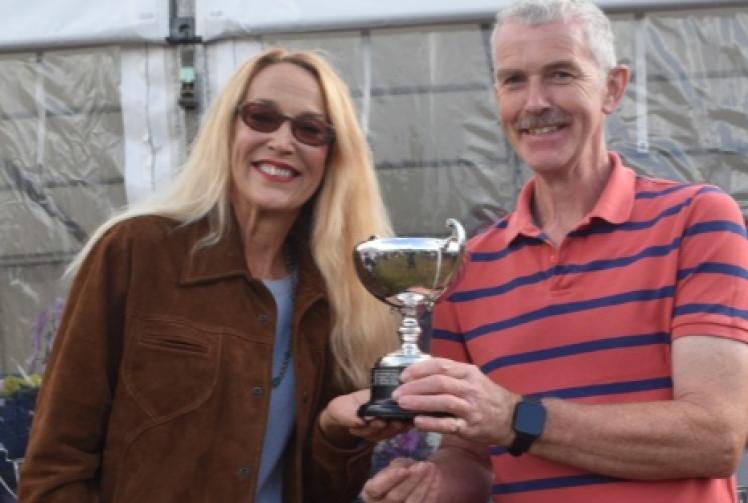 Actress to switch on lights