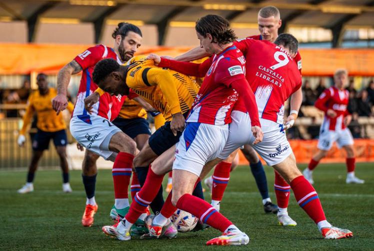 Late Carter blow leaves Slough two points from safety after Dorking comeback