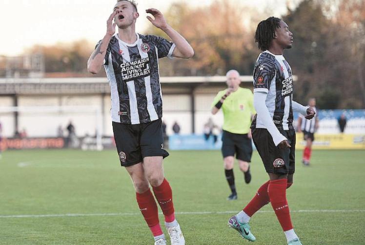 Howe scrambles home late equaliser to dash Maidenhead United's hopes of