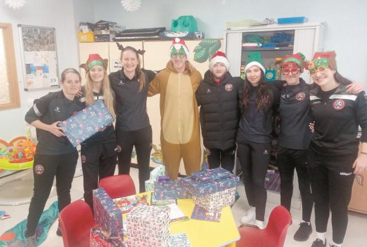 Magpies Women hand out presents on children's ward at Royal Berkshire Hospital 