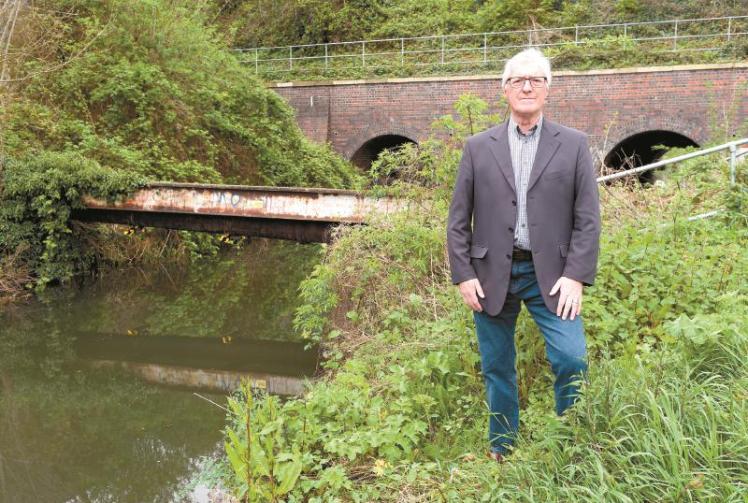 Political figures back calls for Thames Water to remove 'dangerous' redundant pipe