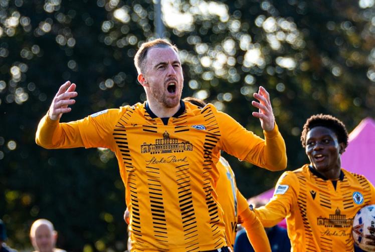 "No one else like him": Fontenelle lauds Davies as Slough march into FA Cup Second Round